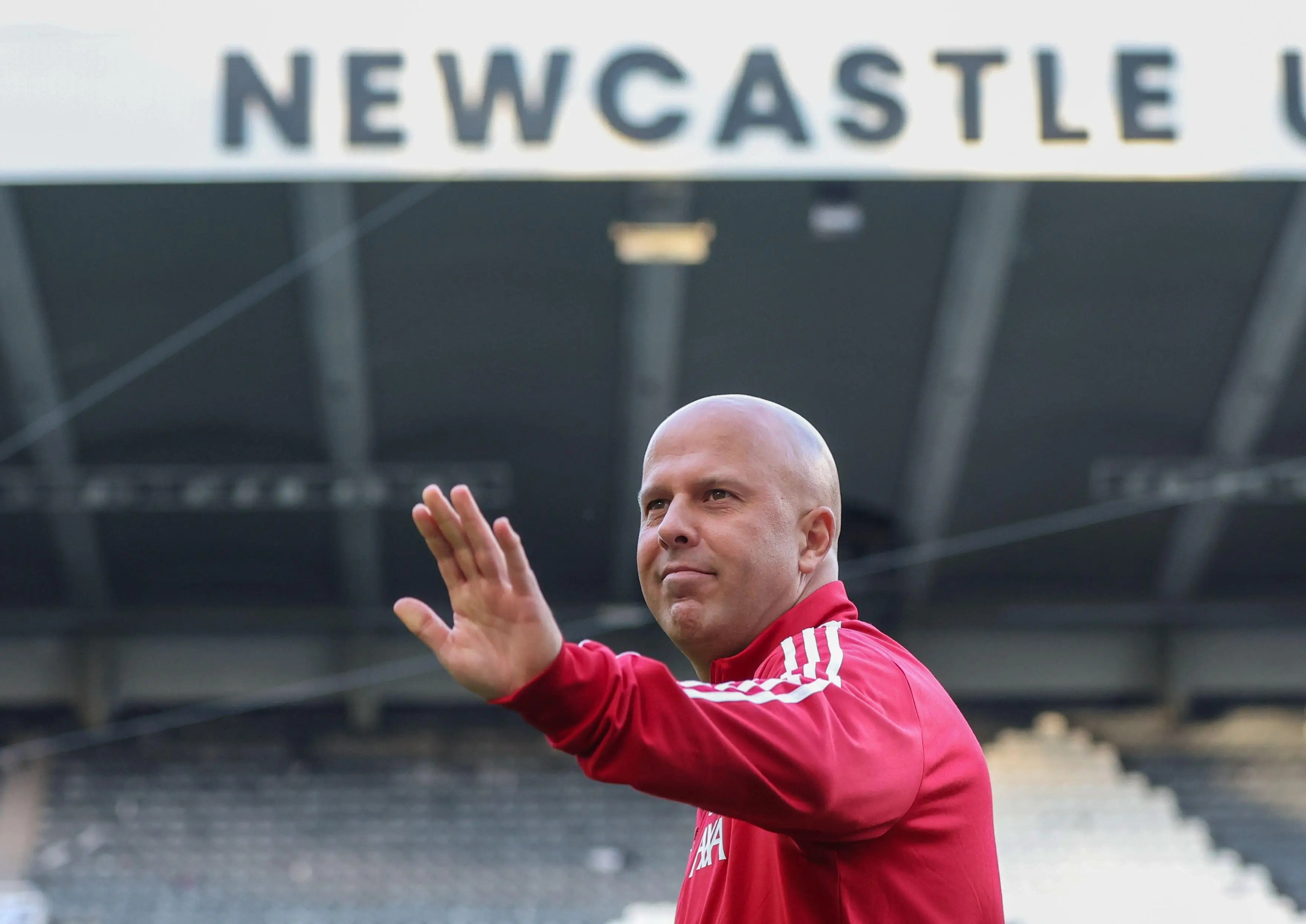 大胆揣测一下斯洛特的前景，本赛季除非拿了欧冠冠军。否则大概率走人。这赛季投入那么