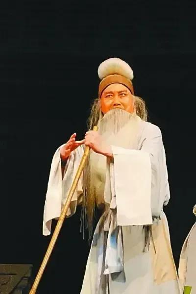 李树建的声音太难听了。把豫剧都快给唱死光了。实说实话，听到李树建的唱腔总给人一种