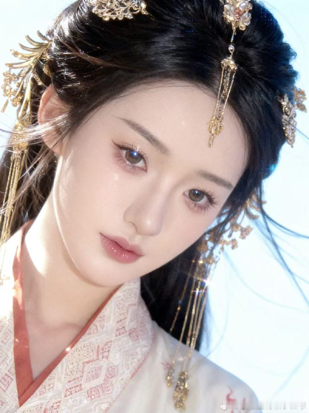 机智张镜头下的杨雨潼 这波碰撞太惊喜了！白袍红花的造型自带故事感，回眸落泪的瞬间