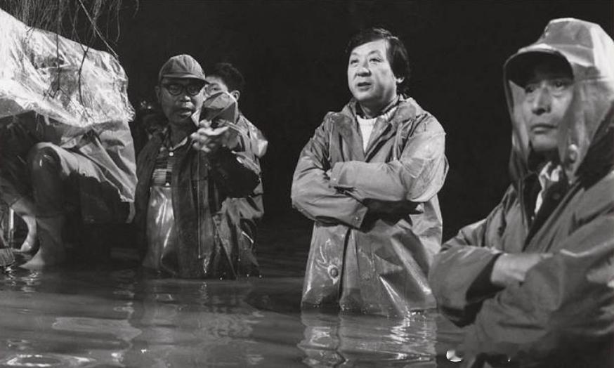 1978年台湾电影《汪洋中的一条船》，导演李行（右二）在拍摄现场。该片改编自郑丰