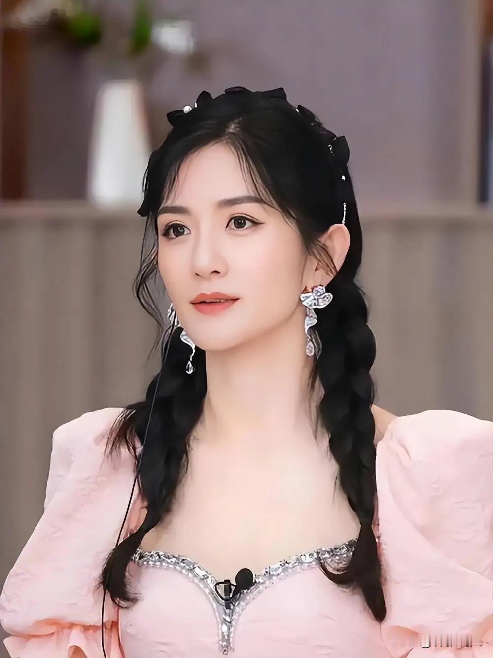 一次，谢娜在包文婧那借了3万澳元，后来还给她3万人民币，包文婧闷闷不乐，直接问她