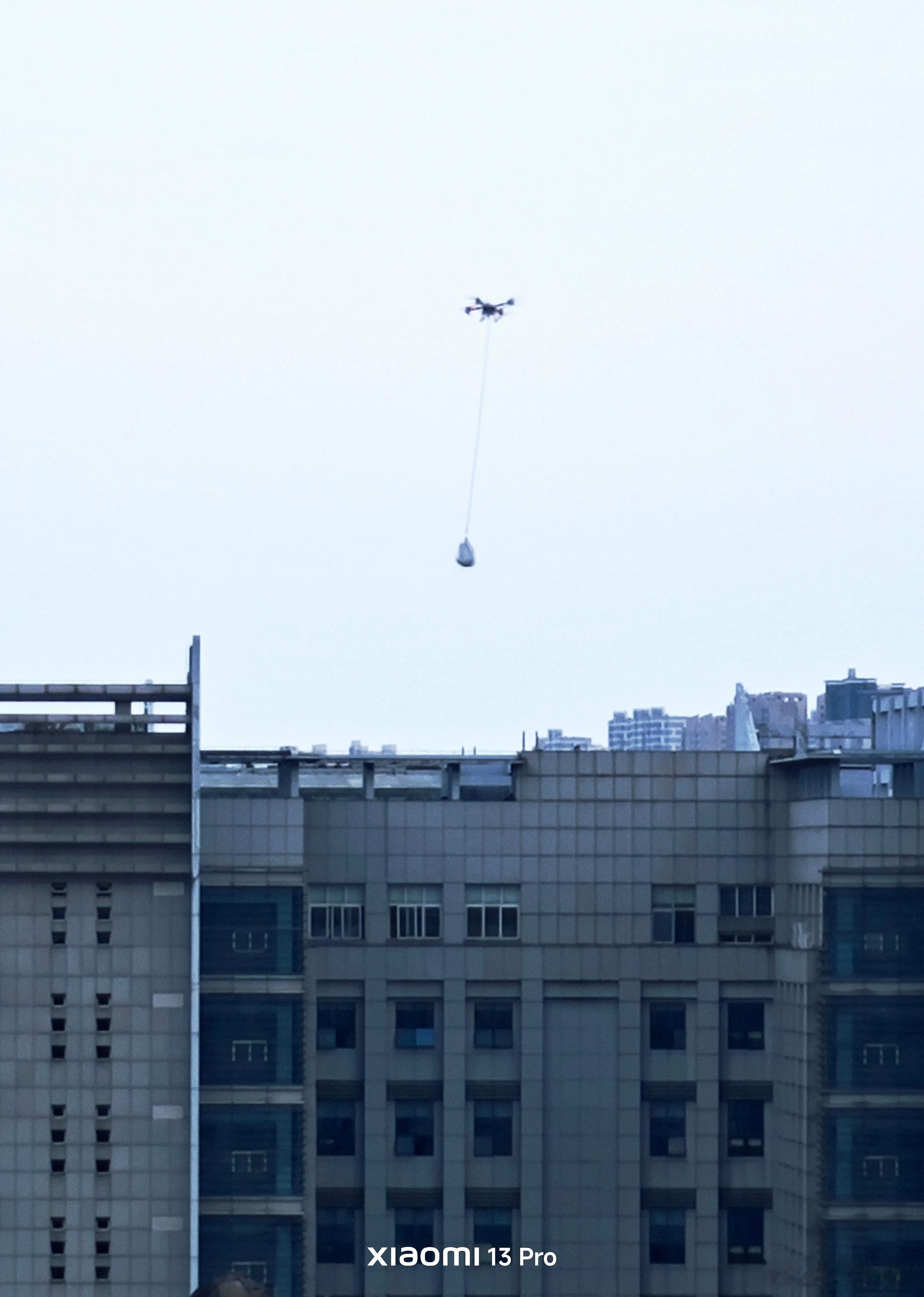 运载无人机。 