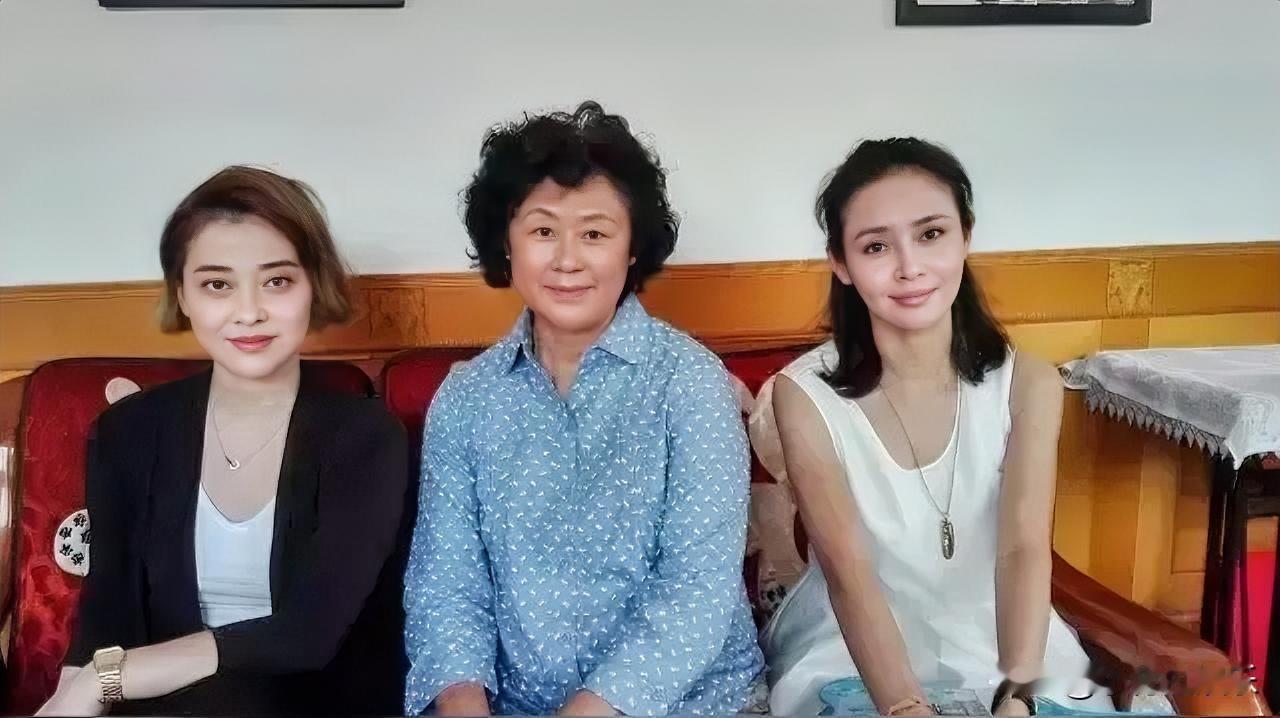 左边的是梅婷，右边的是于明加，她俩，谁的模样更能打动你？