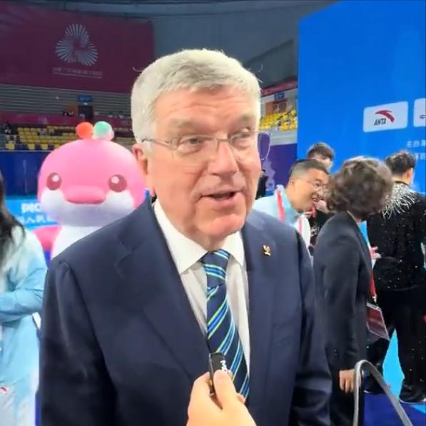 中国人像防贼似的防奥运会，巴赫这位前奥委会掌门人还以为只要对中国夸夸夸，就能让中