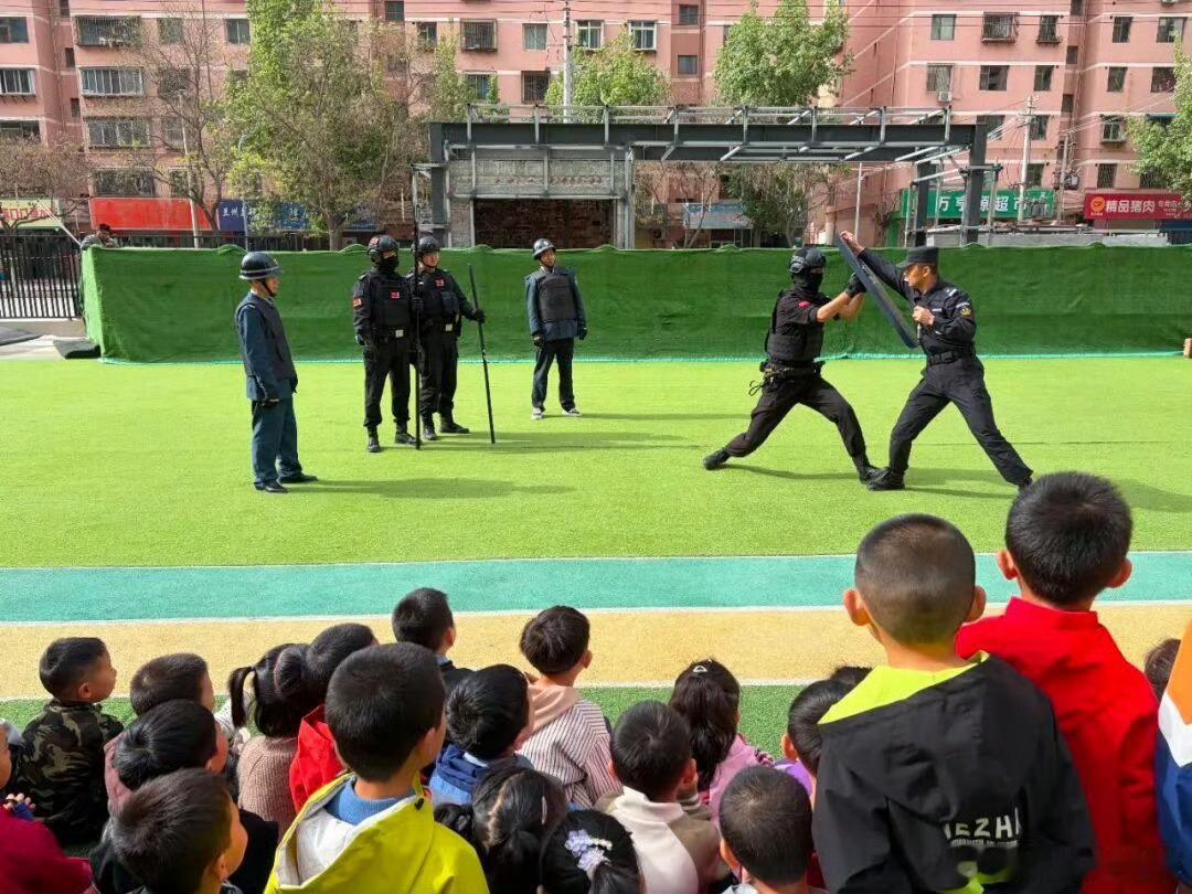 七里河公安龚家湾派出所校园安全演练 【小课堂 大安全】  别看年纪小，安全意识不