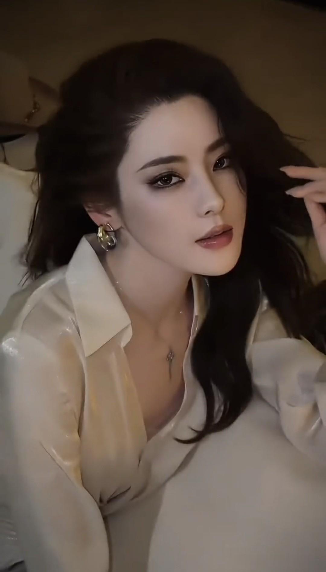 《灯窗旧梦集》
文/刚柔
 
风过旧街，吹起褪色故梦；灯映清颜，照见枕畔幽怀。听