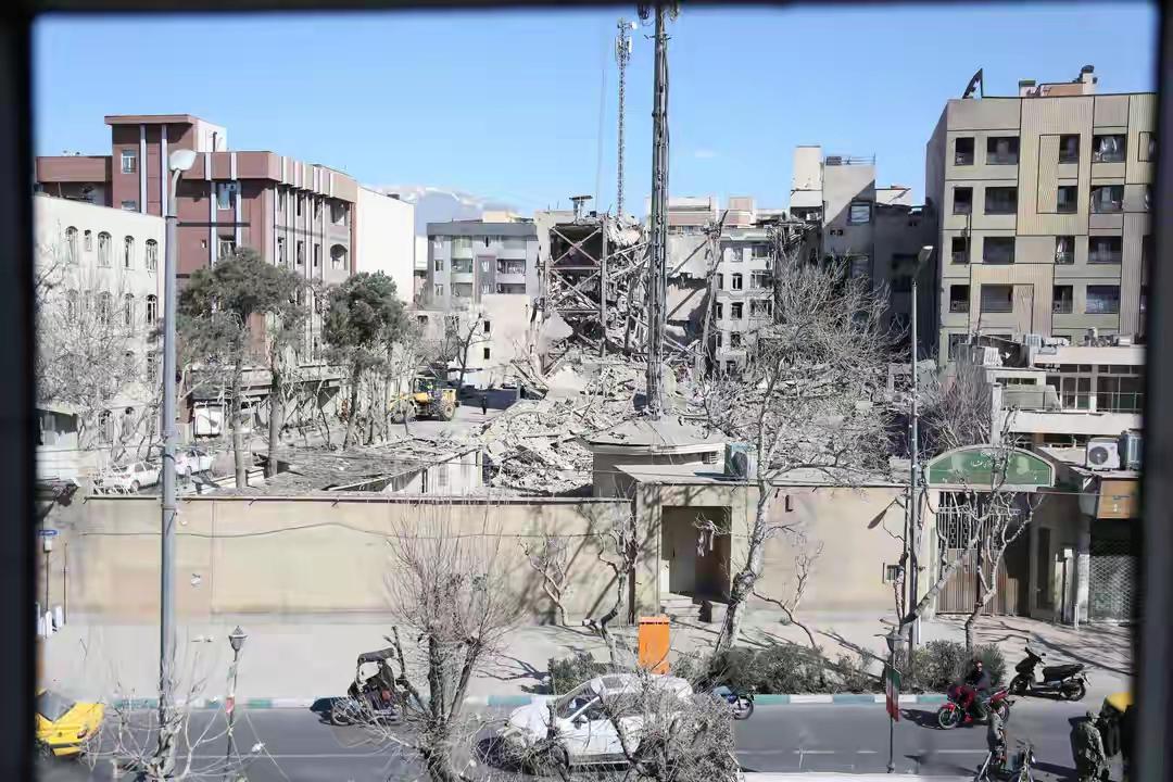 就在我们阖家团圆欣赏红月亮时，中东那边已经杀红了眼。3月4日，伊朗战争进入第五天