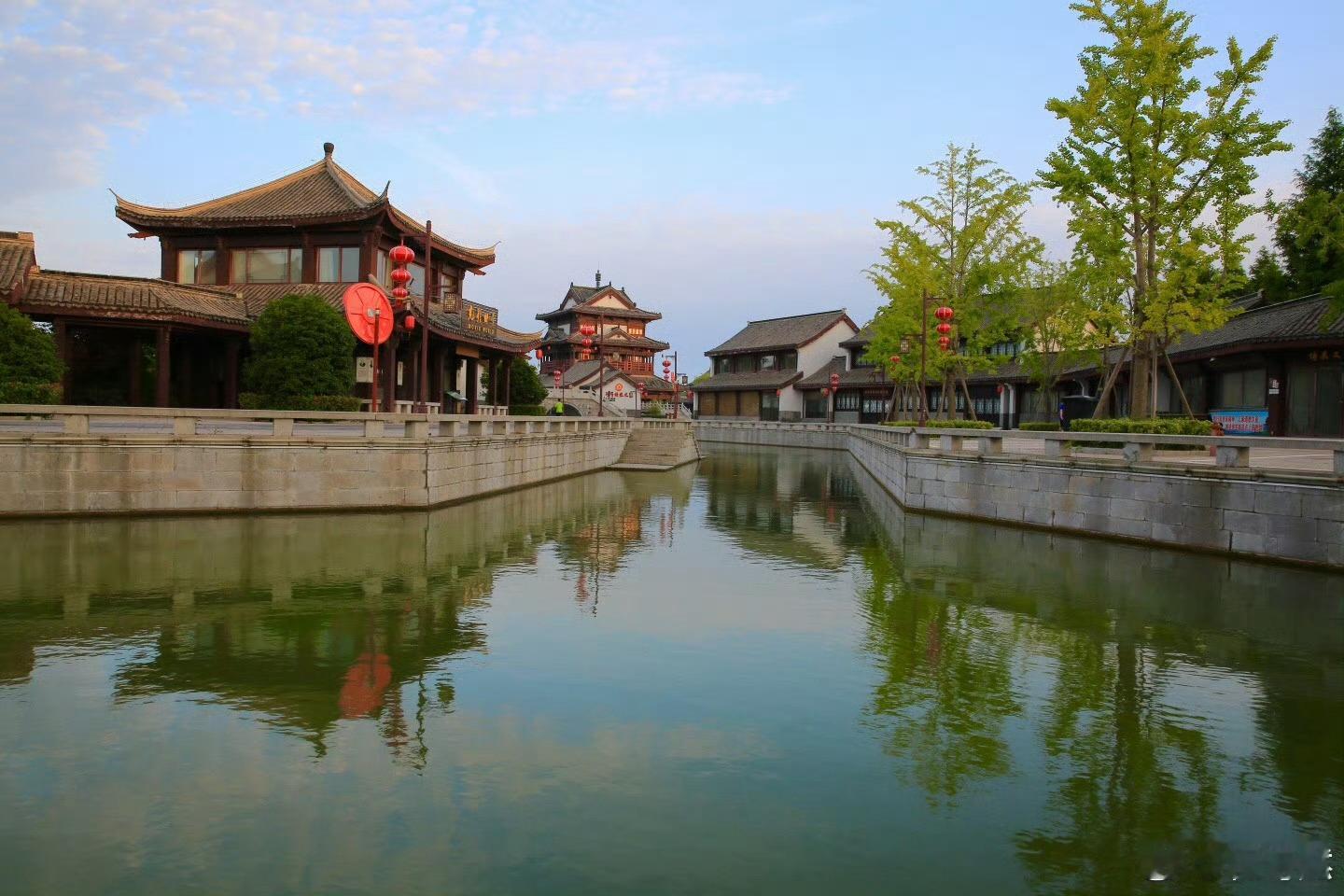江苏淮安的洪泽湖水釜城是以古典建筑园林风格，集水、城、林、堰、桥、舫、园成为一体