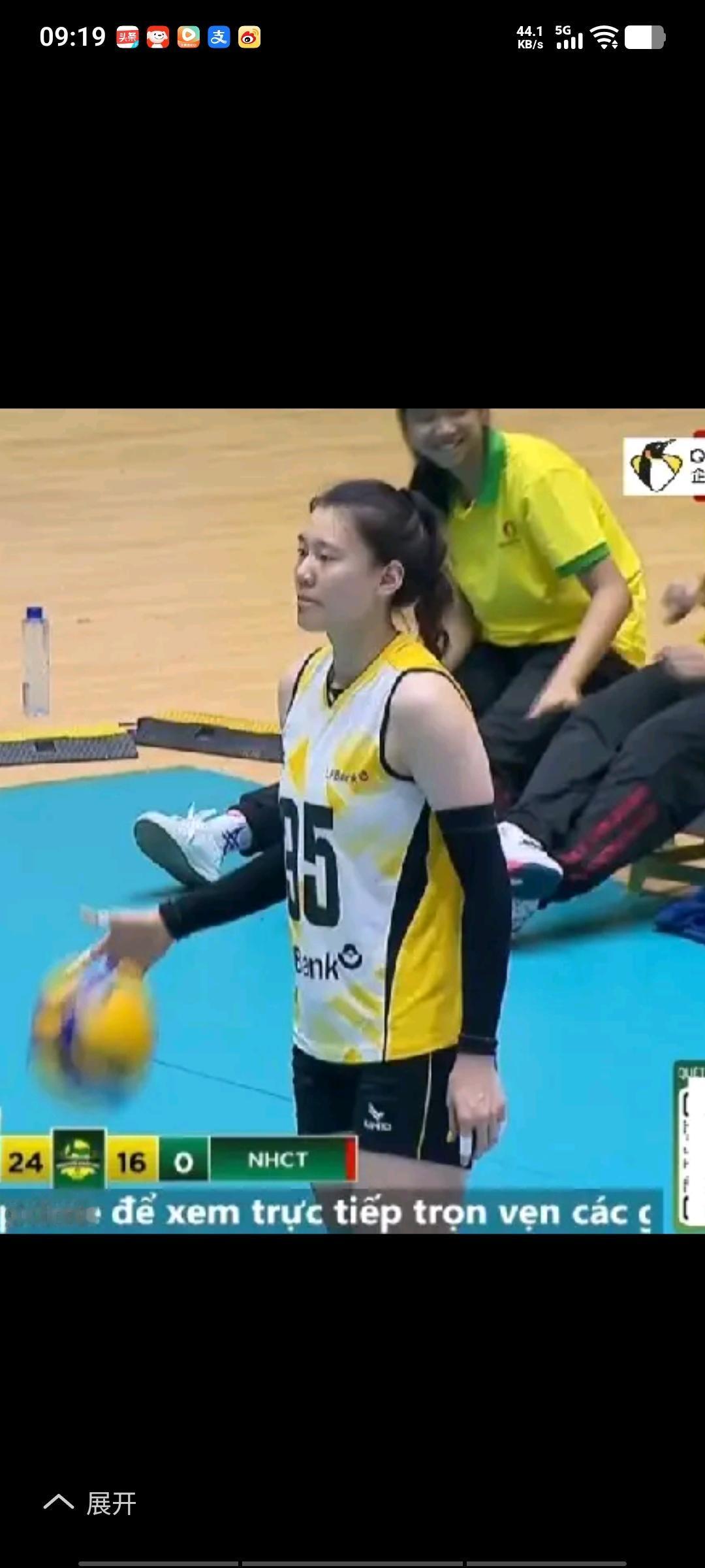 王艺竹在越南宁平银行队，打了14天的短工，竟挣回40多万人民币，这比在俱乐部一年