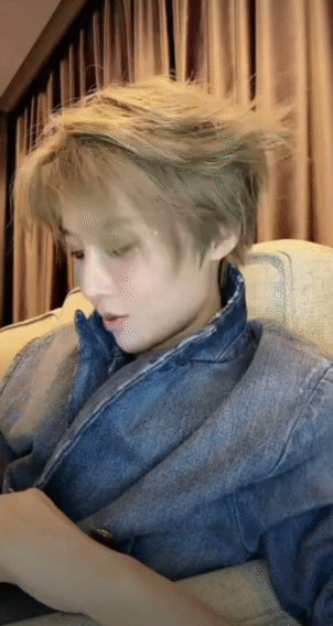 刘雨昕收到结婚照这画面简直不要太有爱了，刘雨昕实力宠粉，粉丝们也准备了相当惊喜的