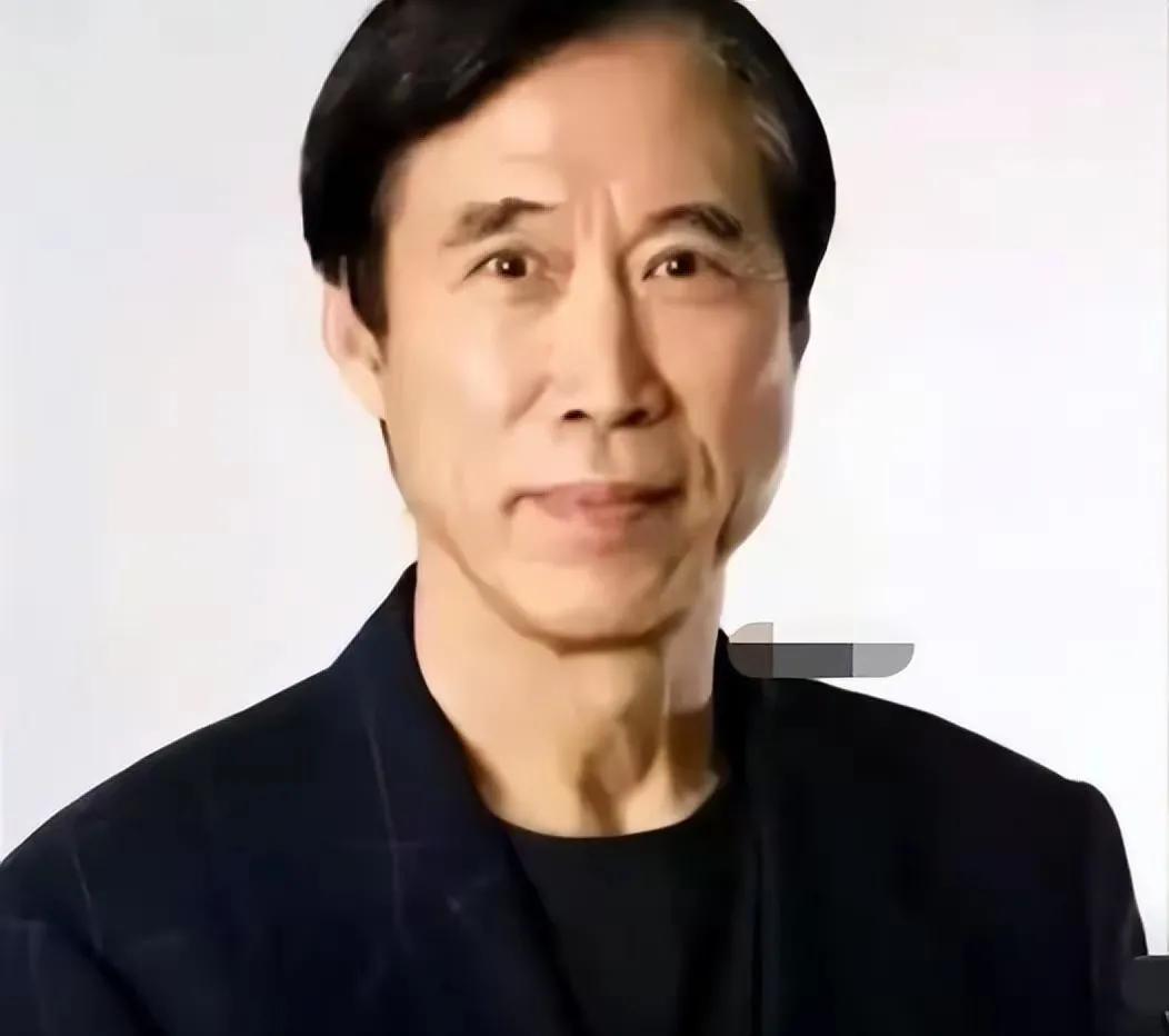 电影《武林志》中的男主角，这么大年龄了，面容依然年轻，这可能跟他长期习武有关，他
