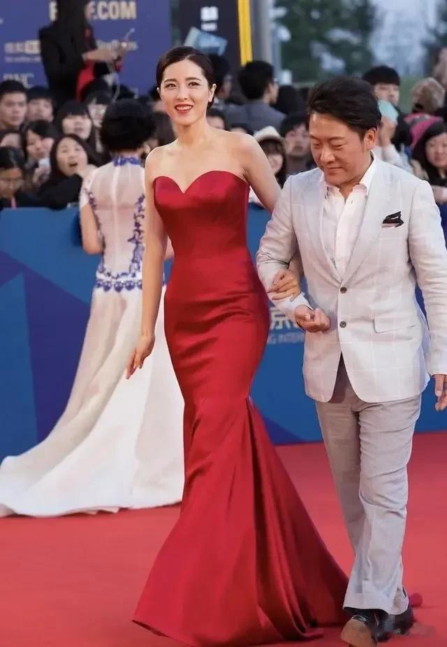 也不知道这位男士是谁？

但是能和中戏百年不遇的校花手挽手在一起走红毯，也是勇气