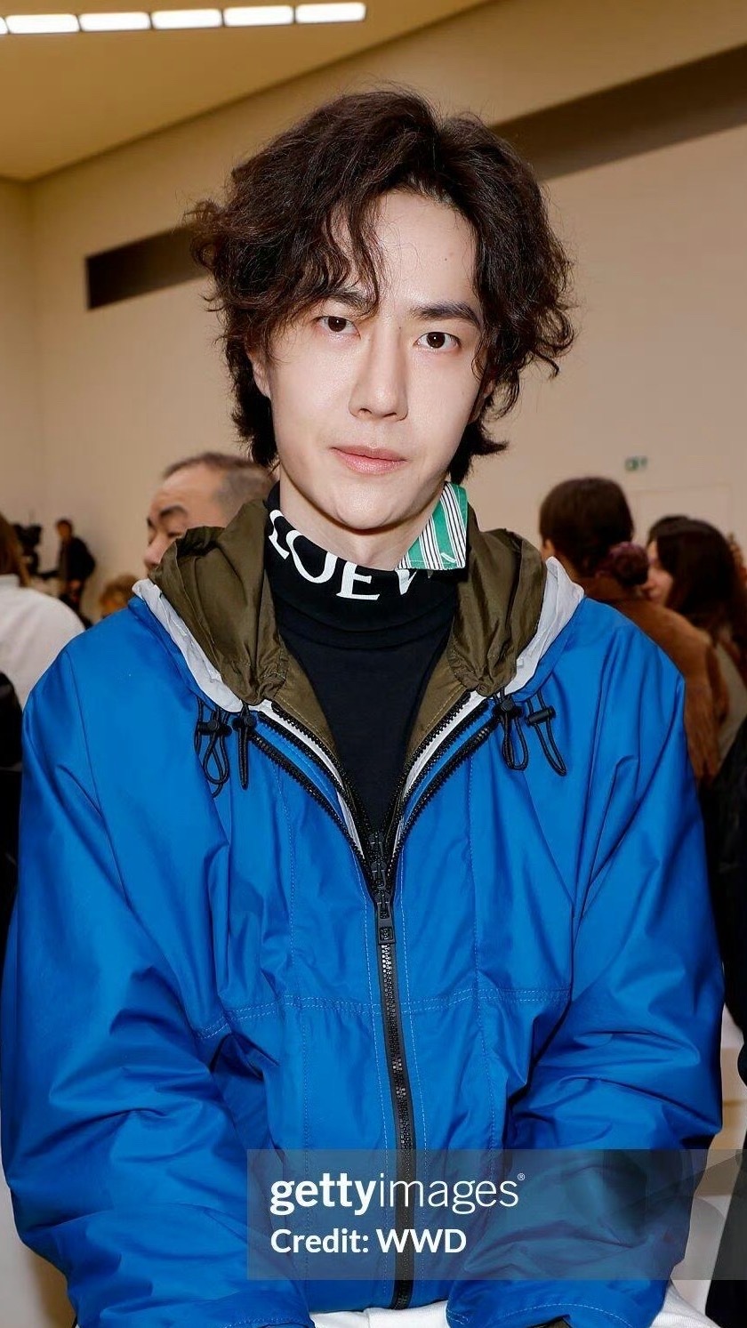 王一博巴黎时装周G社出图！呃……嗯……发型很罗文姬也！这状态 如何❓ （图源：G