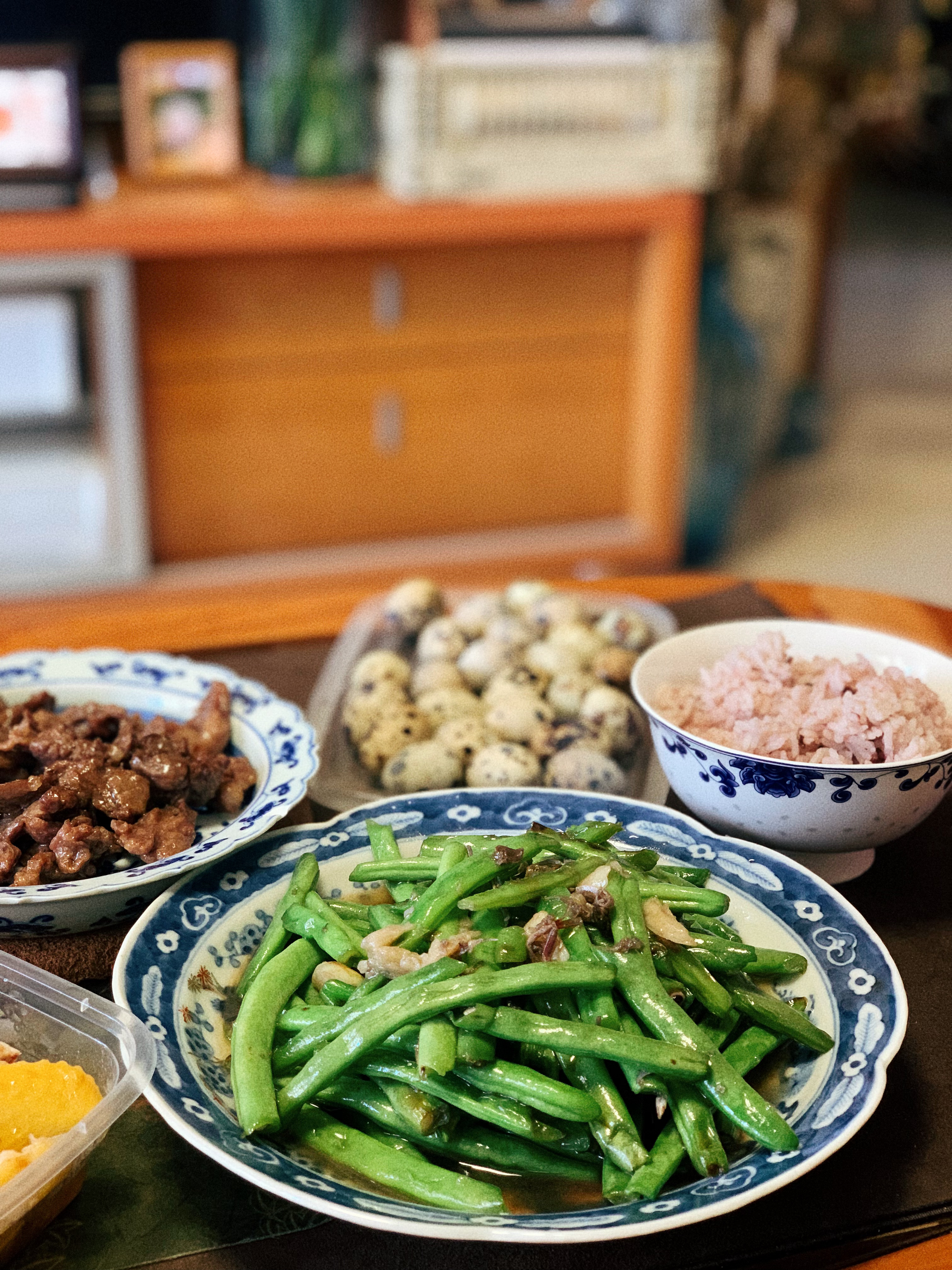 今晚突然想吃沙蟹汁豆角∠又临时加了半边水晶鸡和盐焗蛋很饱很喜欢  (*´ω｀*)