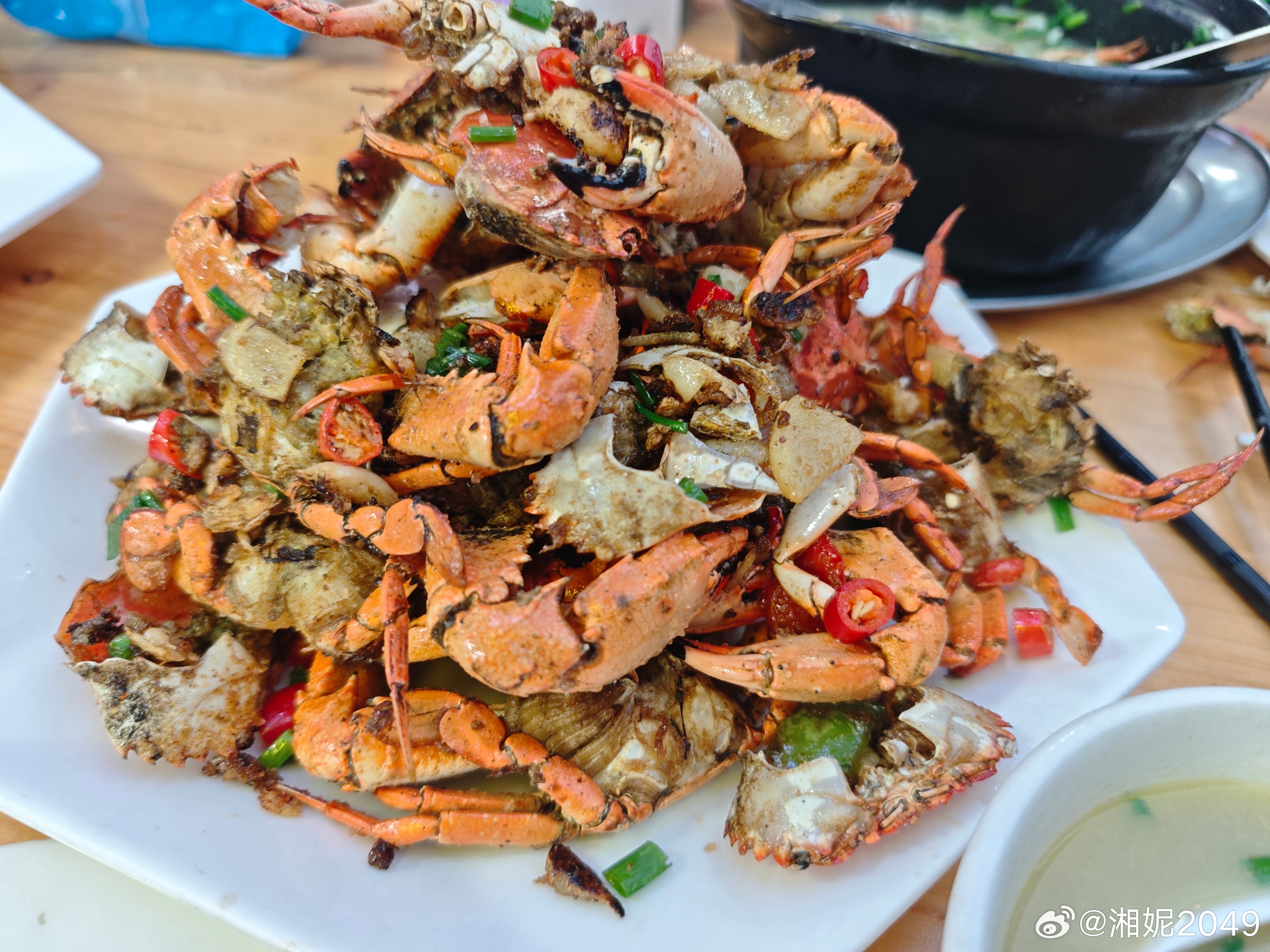 我挖到了超级多超级大个的螃蟹！然后全部吃到肚子里了！！赶海好玩下次还要玩！我们这