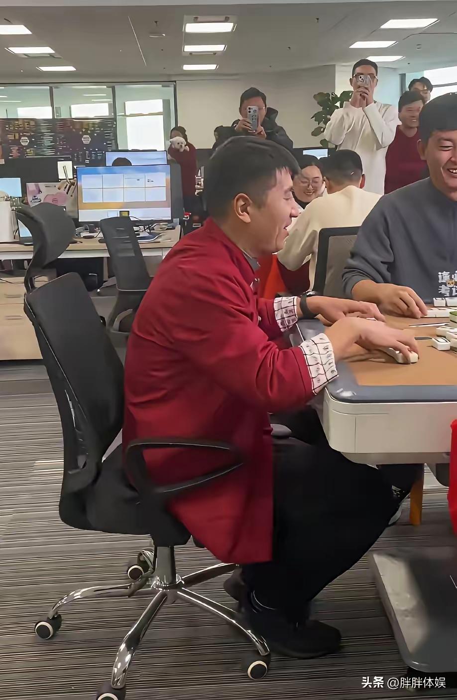 张雪峰打麻将高手，把学习与打麻将类比，熟能生巧融会贯通。
    我经常打麻将。