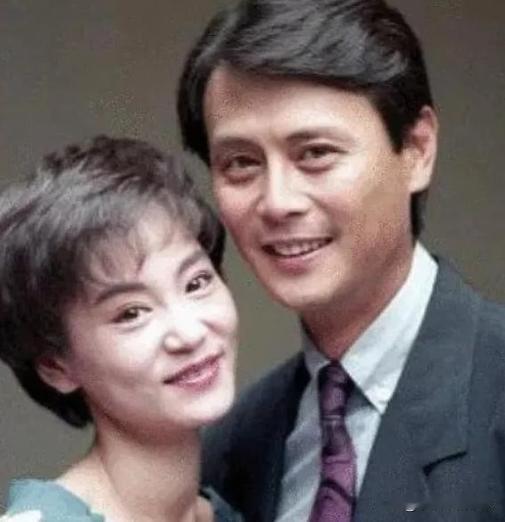 1997年，38岁的刘雪华怀着身孕，一边筹备着婚礼，一边等44岁的刘德凯从法国回