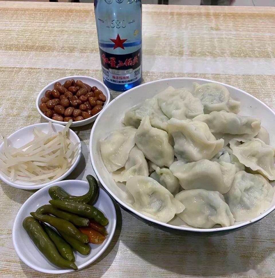 网友：你认为这桌饭菜，是否还缺点什么？ ​​​