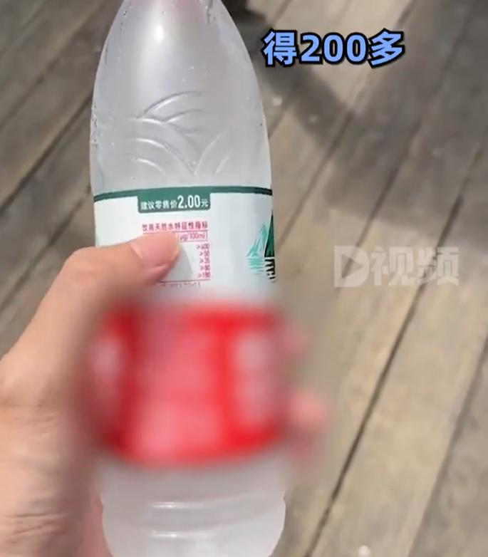 【 ，景区：已经在处理了】 7月9日，浙江杭州。男子吐槽大奇山景区一瓶水卖10元