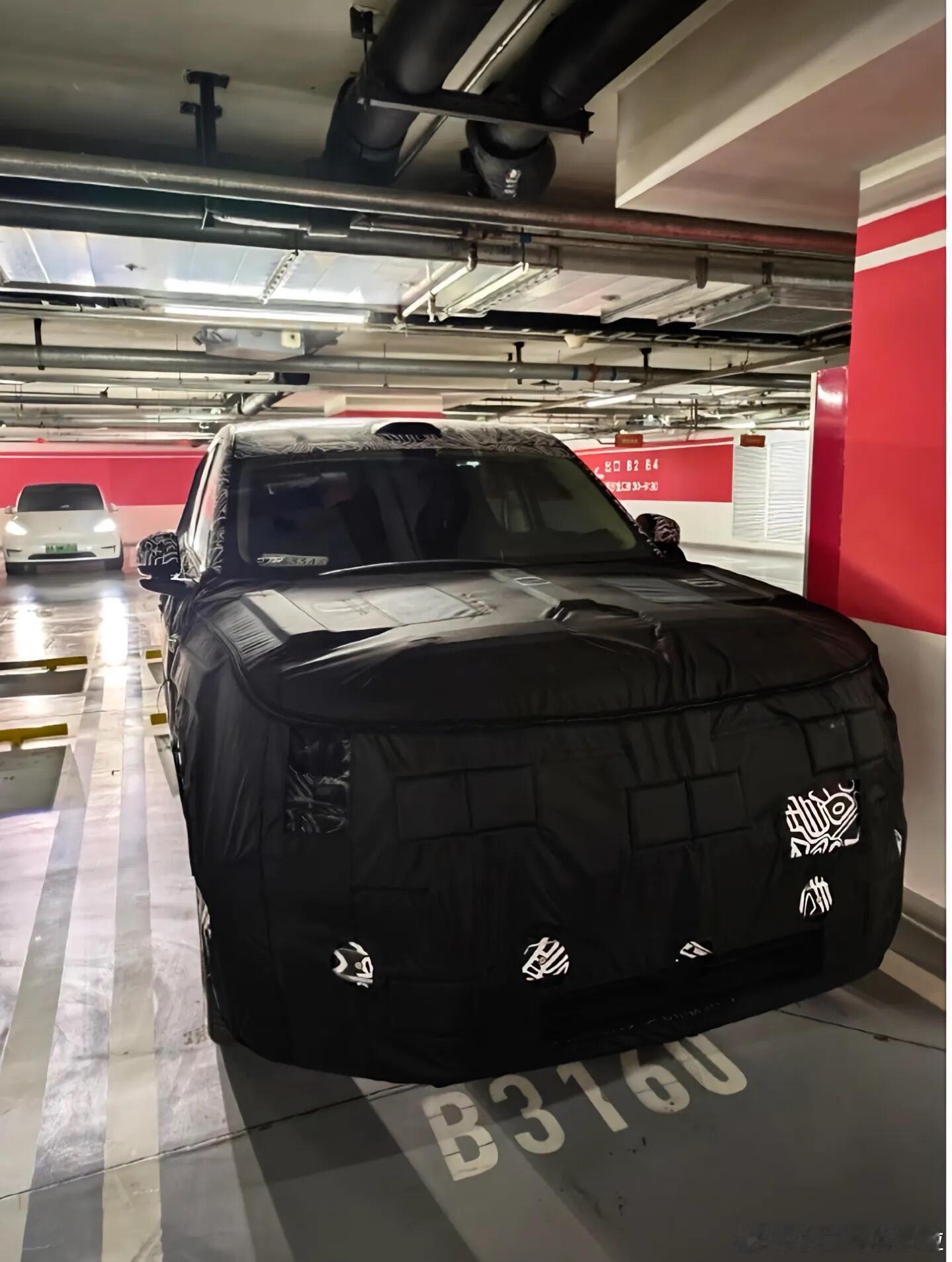 都知道小米下一款大 SUV 是增程车型，但这好像还是第一次看到底盘的排气管。按照