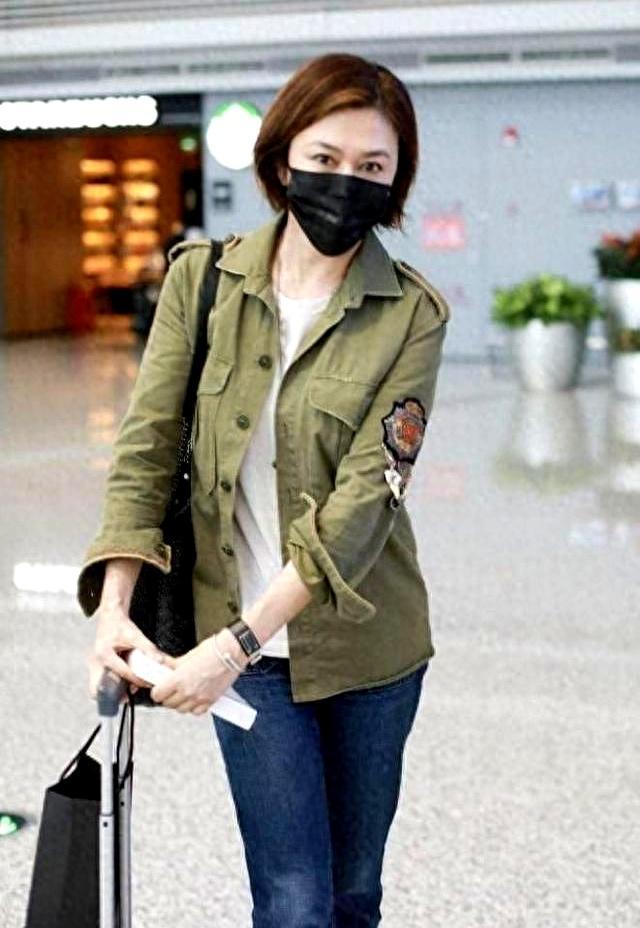 香港第一美人关之琳机场照，美貌依旧，风韵犹存。63岁关之琳不施粉黛，身材窈窕，独