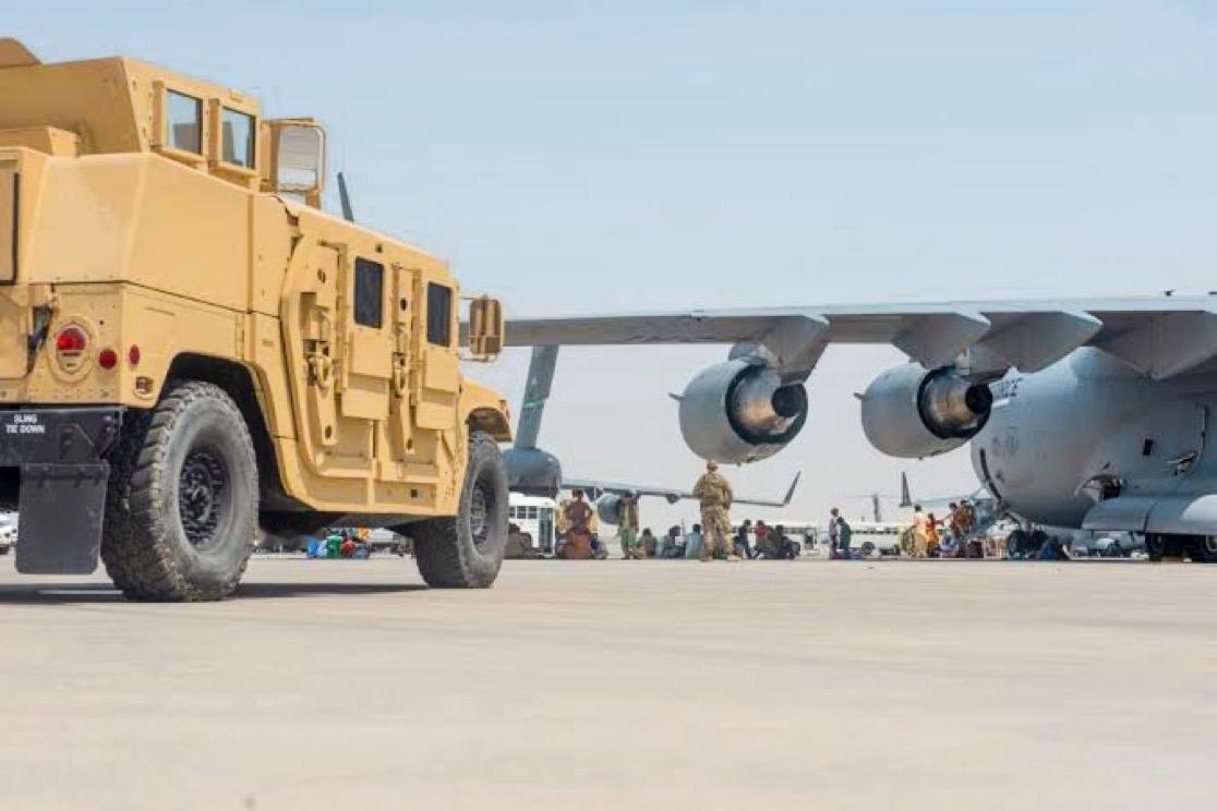 特朗普继续在中东囤积武器，为与伊朗开战做准备。
至少有 4 架美国空军 C-17