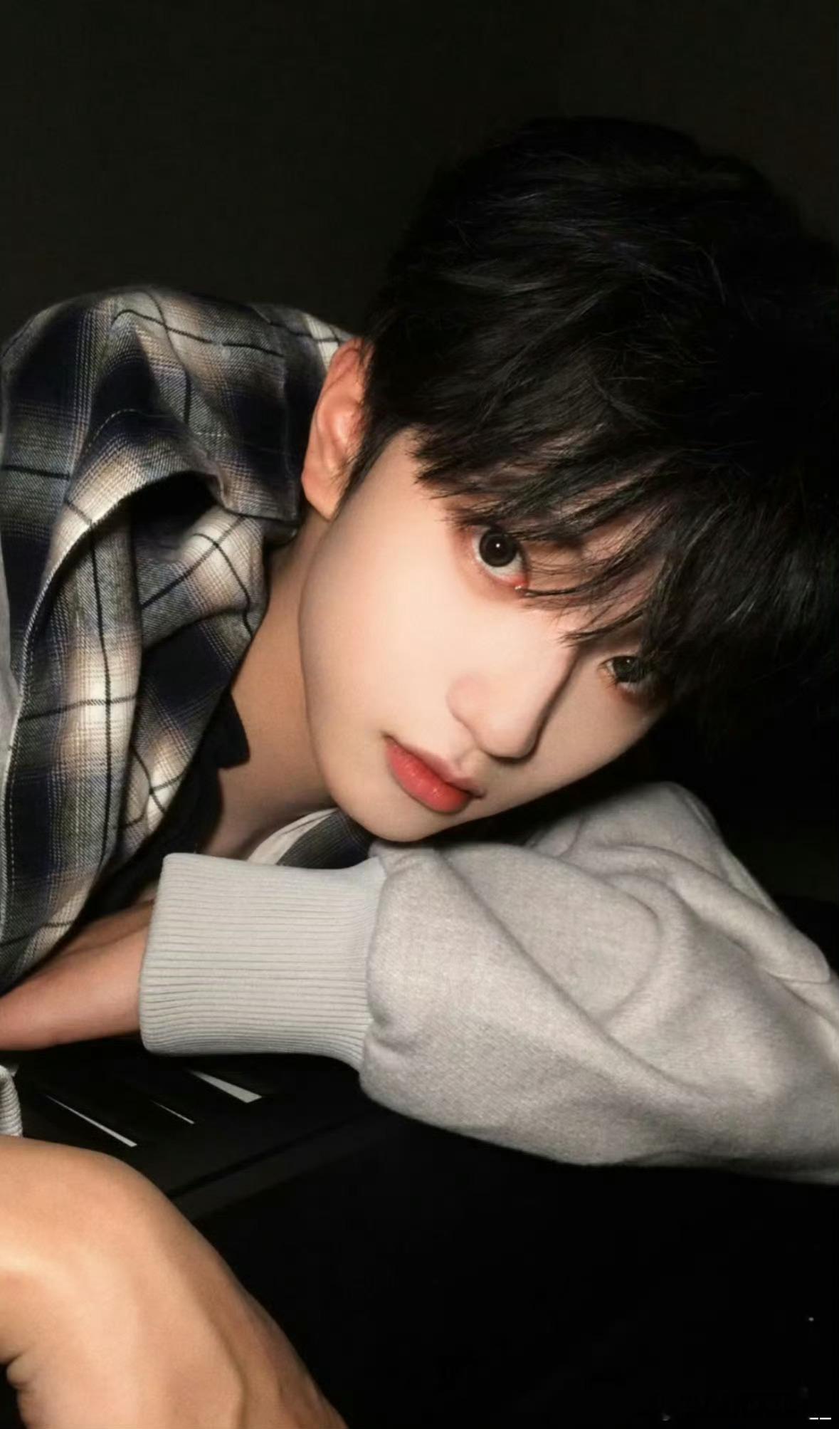 穆祉丞  全能艺人穆祉丞 🍊朝朝穆穆 希望你往后的日子里，漂亮的眼睛要流幸福的