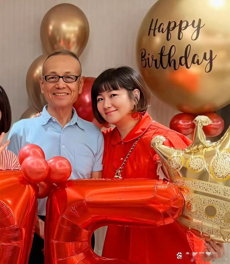 Selina任家萱为父亲庆祝75岁生日，一家四口同框。她穿着红色裙子，留着短发，
