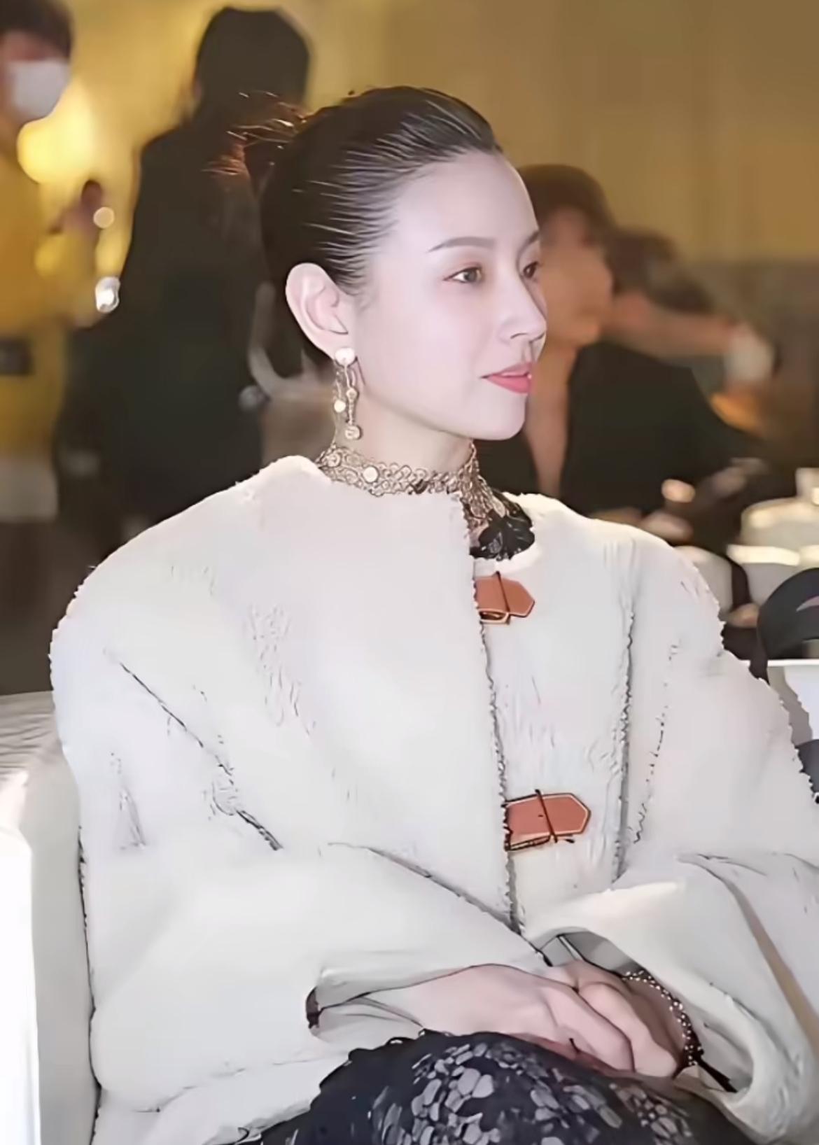 见过无数佳人，唯独她的侧颜堪称绝美典范。那鼻梁的线条恰到好处，宛如精雕细琢的艺术