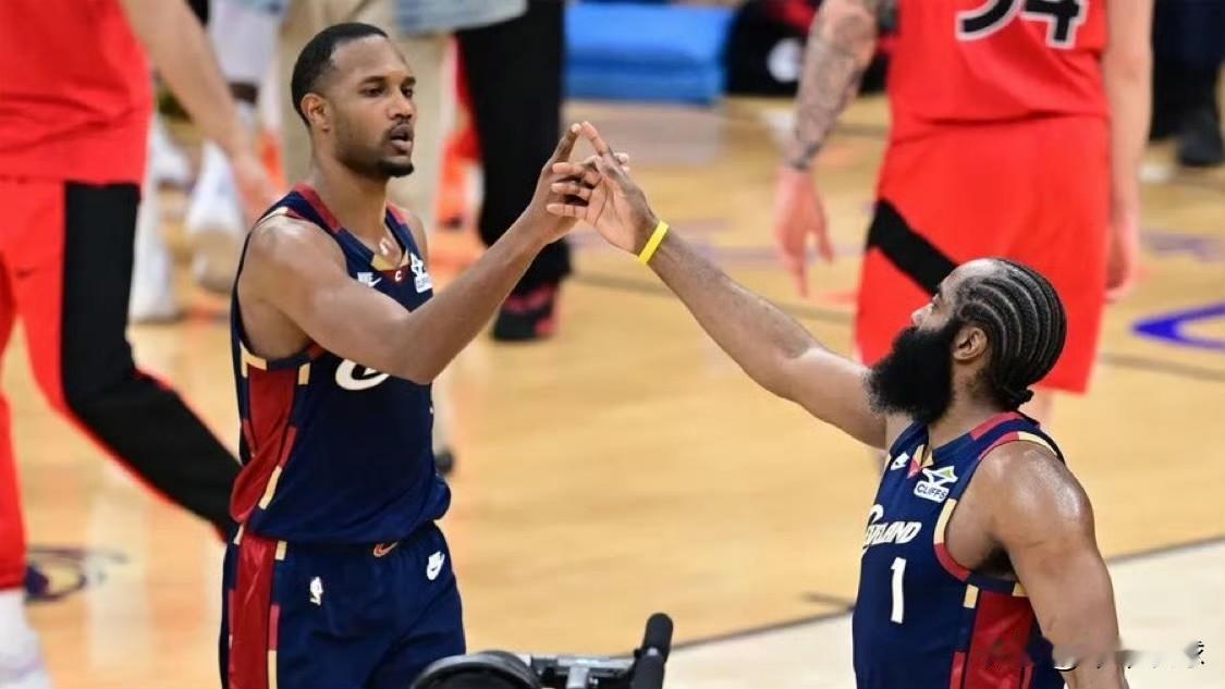 据TheAthleticNBA 报道称，雷霆队在季后赛出局后，立刻就和埃文·莫布