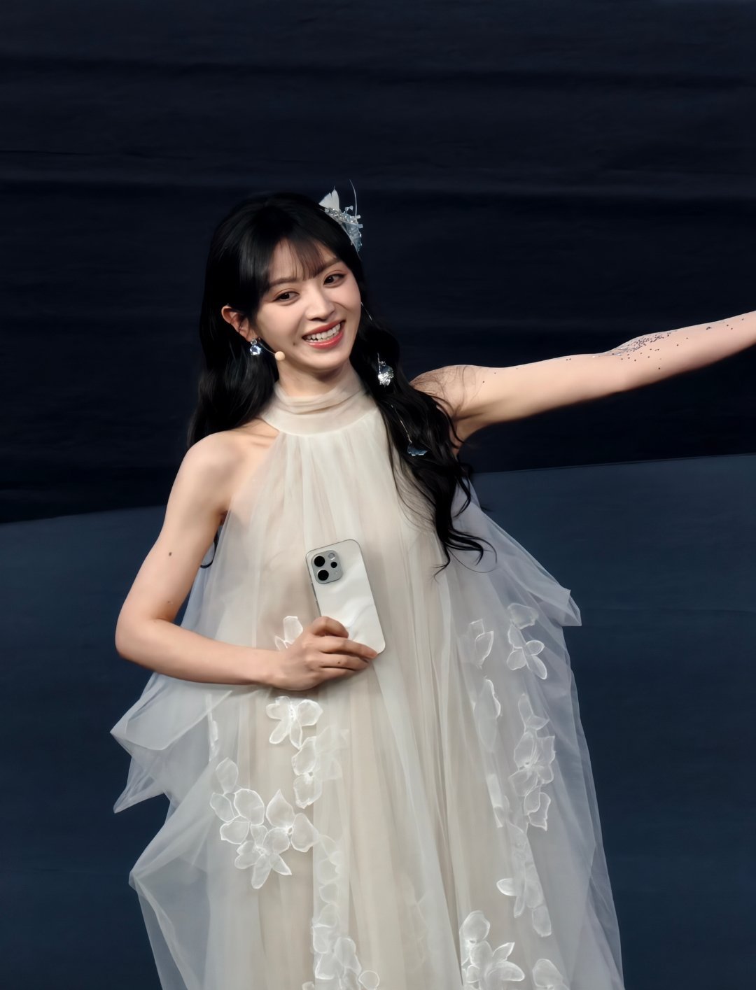 田曦薇雪中撑伞出场哦吼吼吼，美美美！！！家薇发布会完全女神来的田曦薇白色花朵纱裙