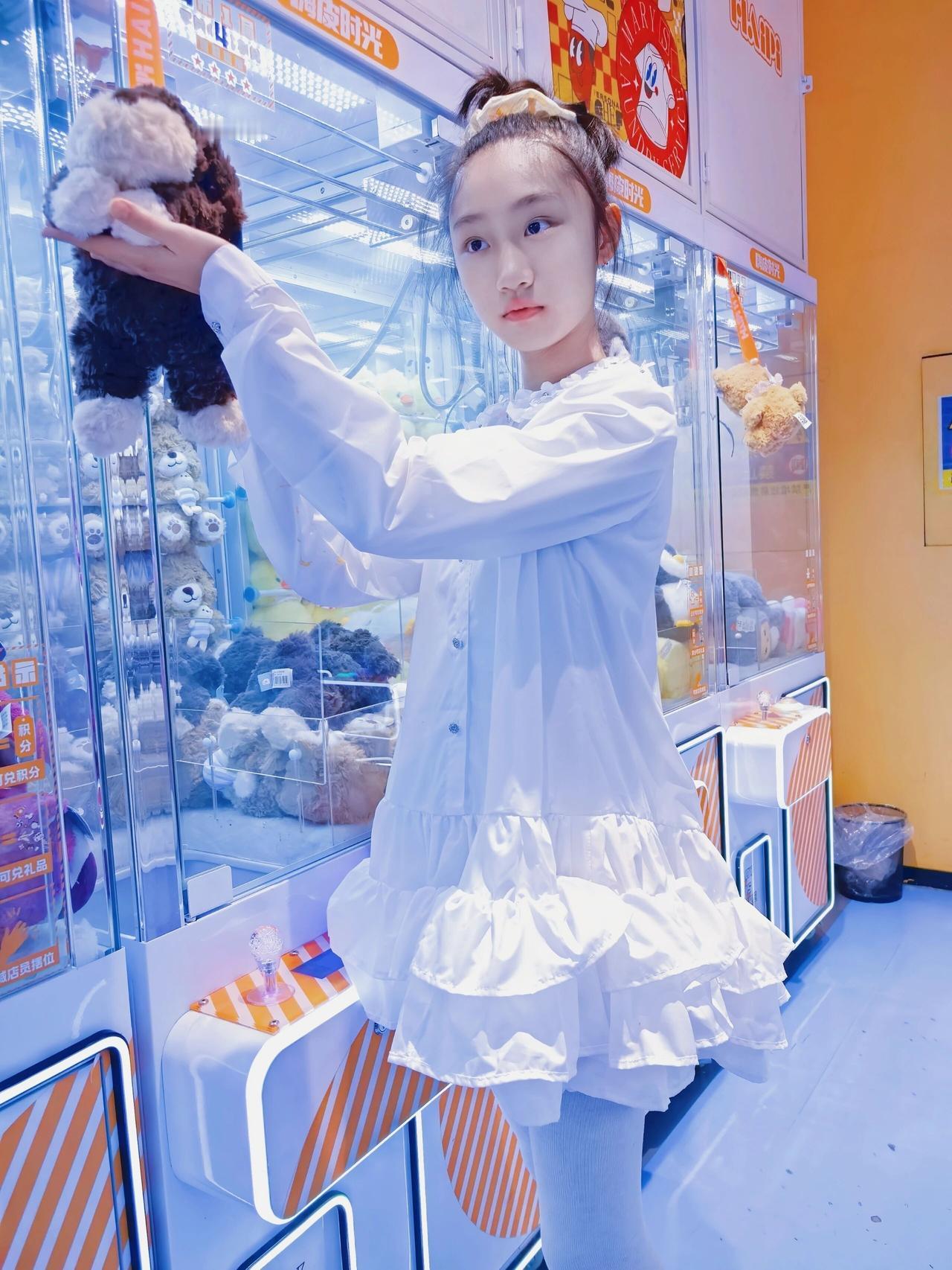 抓娃娃的妹妹真可爱