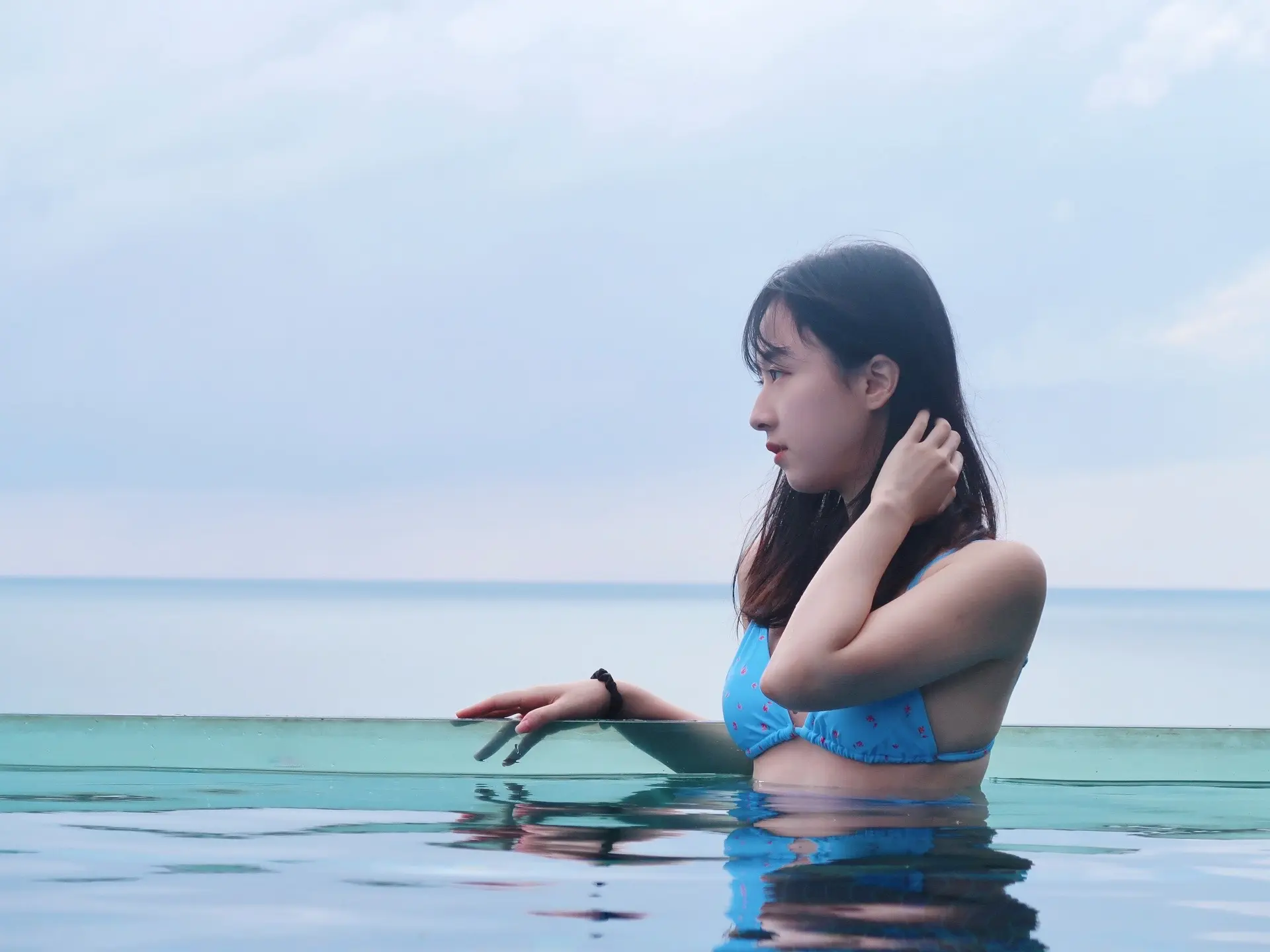 人总是喜欢反季节的东西，就像幸福后知后觉。