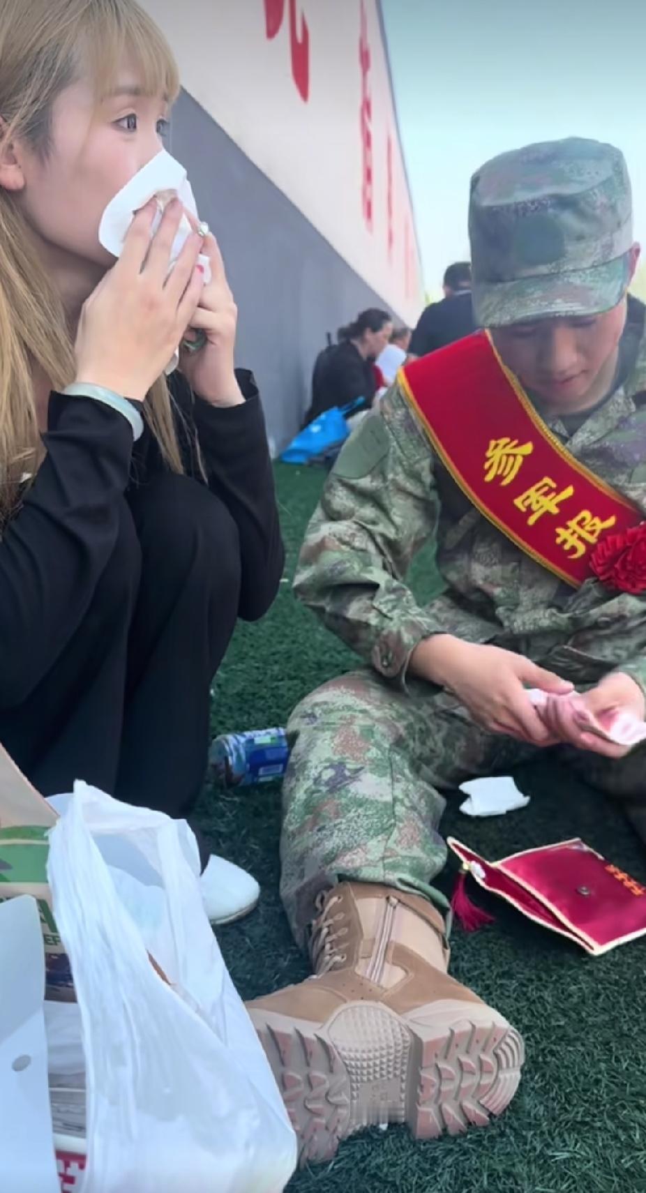新兵小伙子，看着面前的女孩，做了一个举动后，女孩哭着说出的一句话，听着让人瞬间感