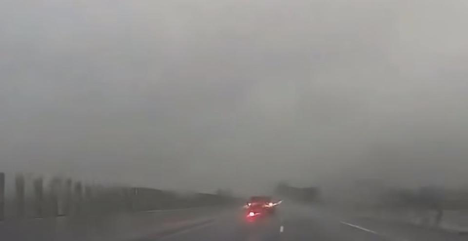 雨中行驶，雾里看花，安全第一！🌧️🚗
