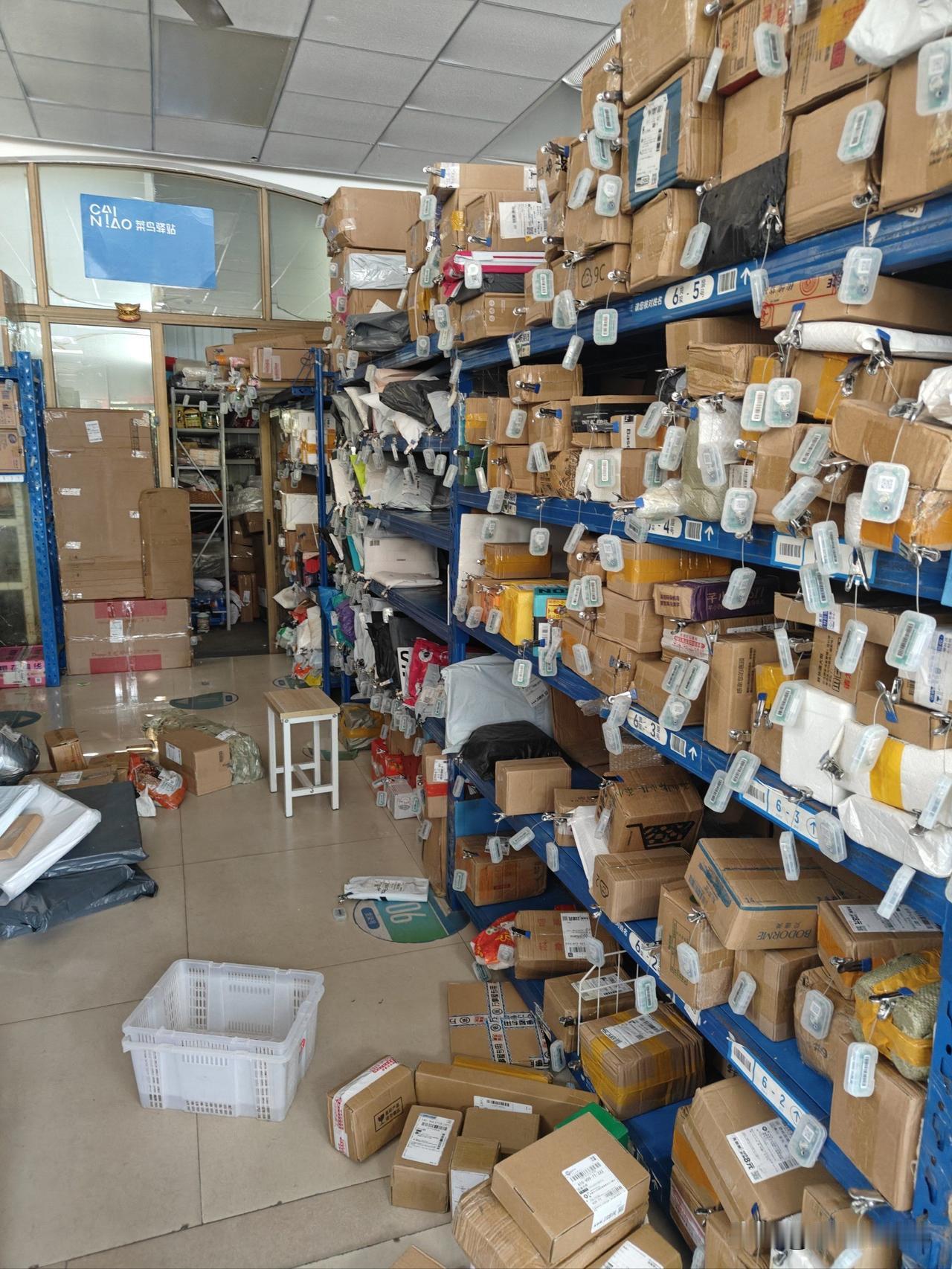 菜鸟驿站人服务态度非常恶劣，
天天受他们的气，
该怎么办？
吵哇，
没必要。
不