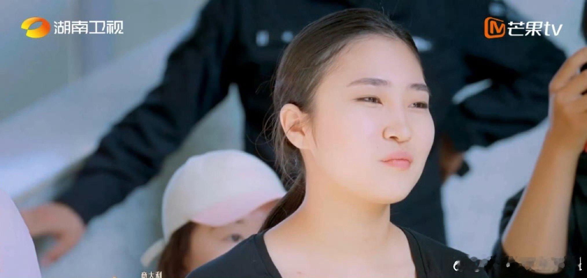 用歌声传递青春态度，真挚又热血，这就是年轻最美好的样子哈萨克斯坦大学生唱出真挚青