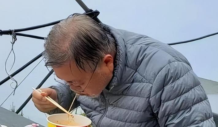 这位坐在街边吃泡面的老头，是韩国前总统文在寅。他曾说过：“自从挚友卢武铉离开这个