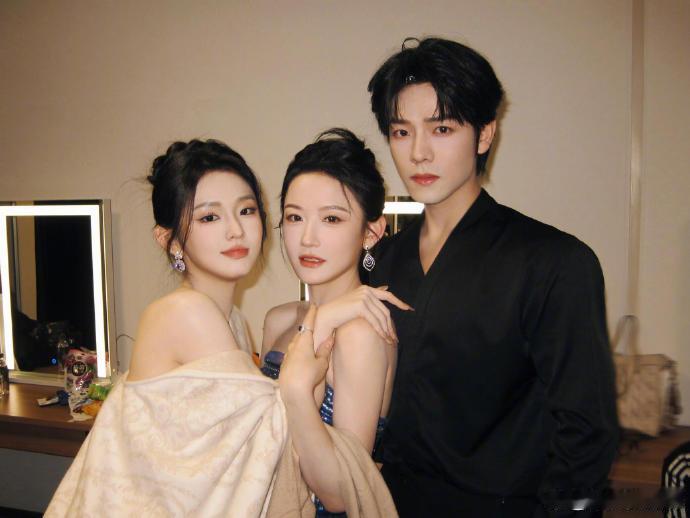 哈哈哈哈网友说韩雨彤实现了一夫一妻制 