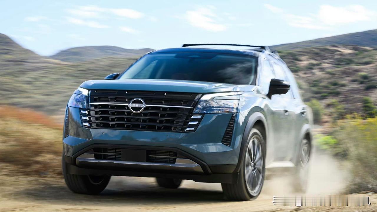 改款日产探陆Pathfinder官图发布，外观内饰都有升级。
前保险杠和中网做了