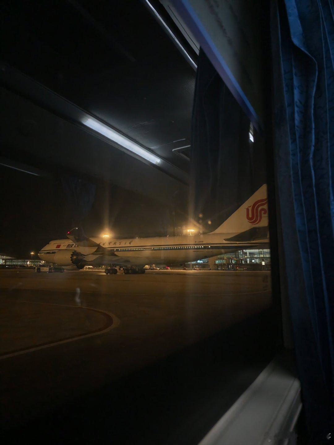 半夜出发的大聪明全堵在高速上了坐飞机不香吗？ 