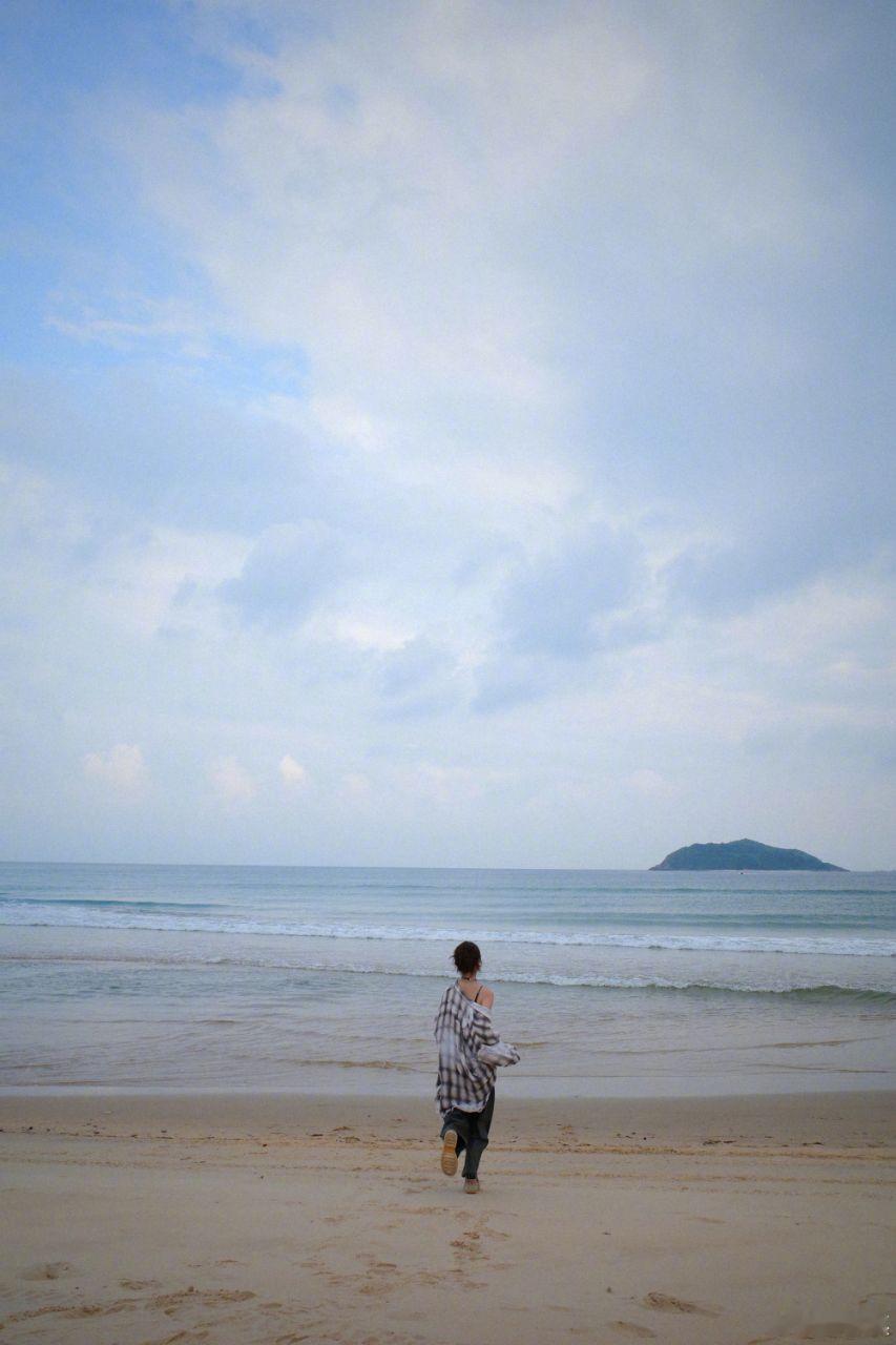 #薛凯琪一口气发了20张live图# 状态满分美貌直出，每一张都很好看，海边的松