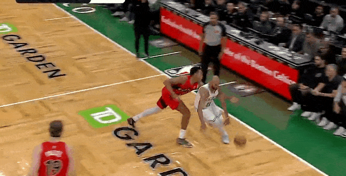 还得是你！怀特这欧洲步真帅！
在今天NBA季前赛凯尔特人对阵猛龙的第二节比赛中，