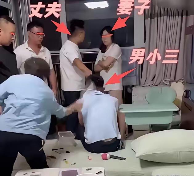 孕期5个月，她把健身教练带回家，丈夫攥着产检单破门捉奸。阳台角落里的洗衣机旁，一