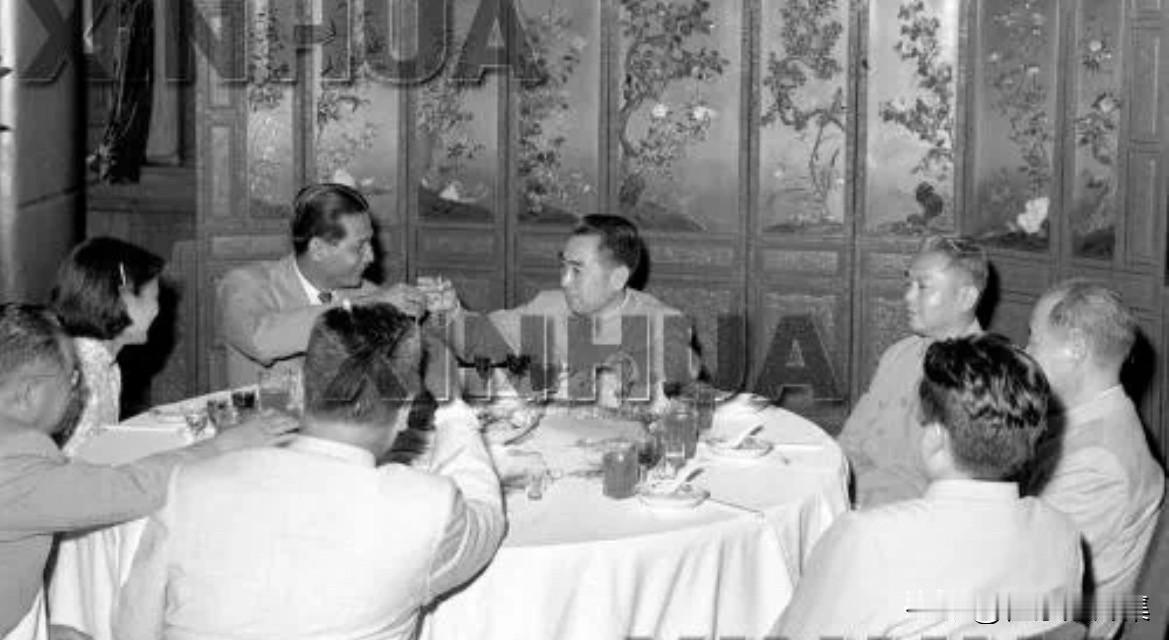 【周总理历史上的今天——6月21日】
1956年6月21日，晚上，周恩来总理设宴