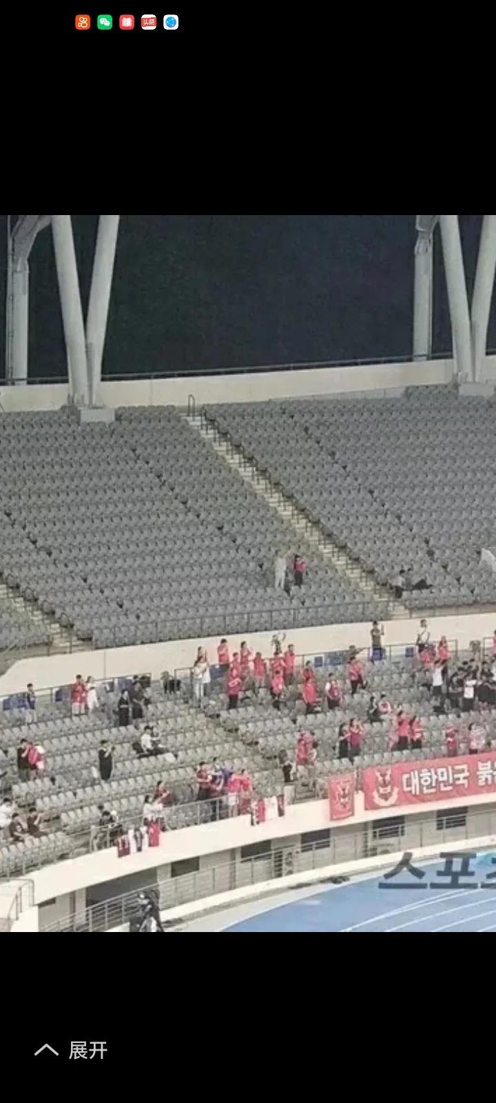 7月7日国足东亚杯0一3不敌东道主韩国队，现场只有4426名观众现场空旷和中国的