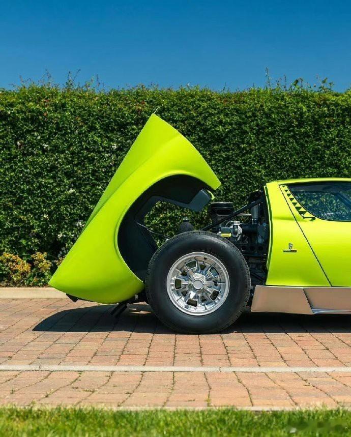 在1967年，兰博基尼Miura以一身荧光绿惊艳亮相，中置引擎布局引领超跑设计潮