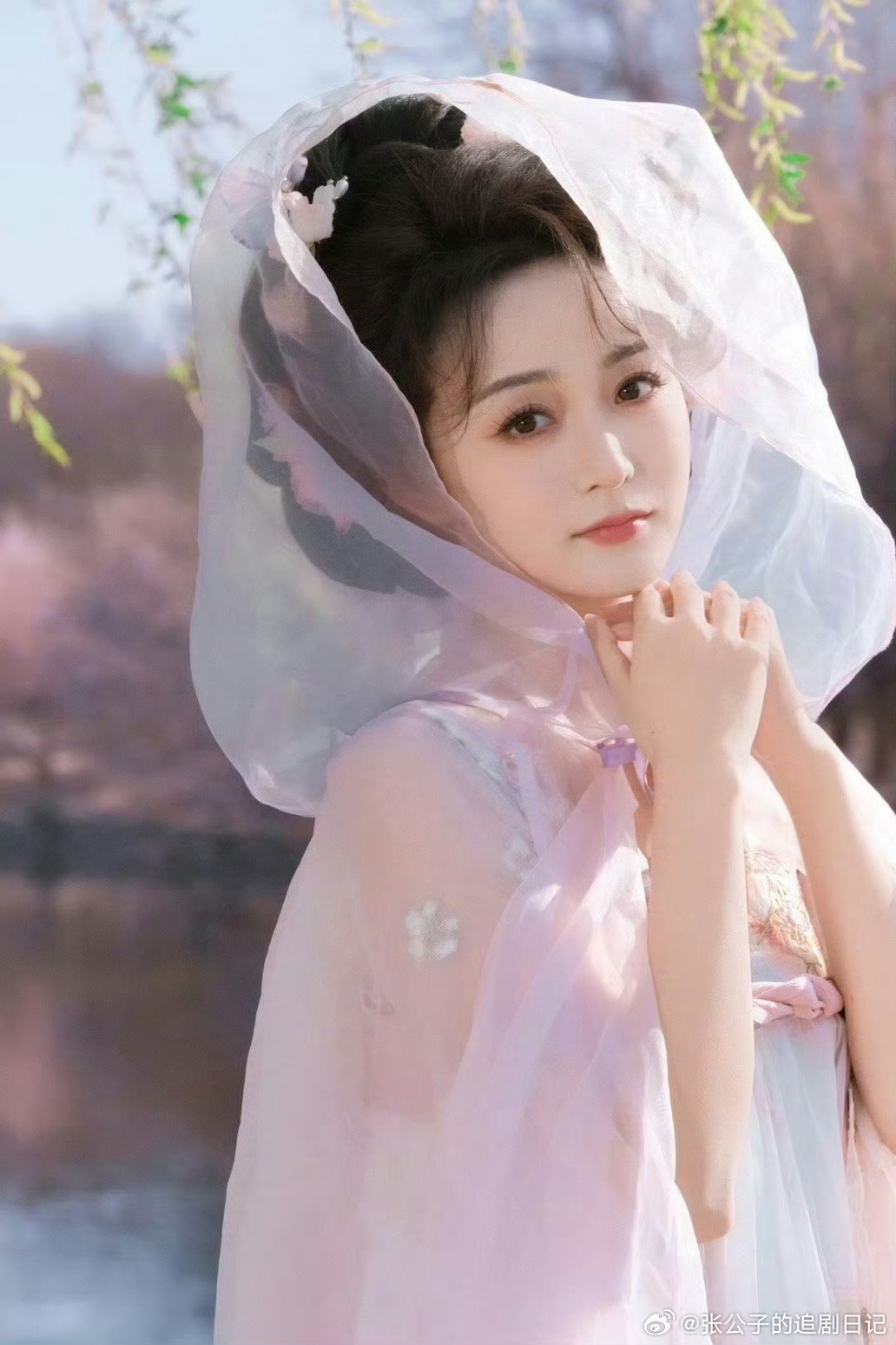 何泓姗左小青这是浪姐毕业团建吗何泓姗和浪姐2复古女神左小青居然合体啦！果然美女的