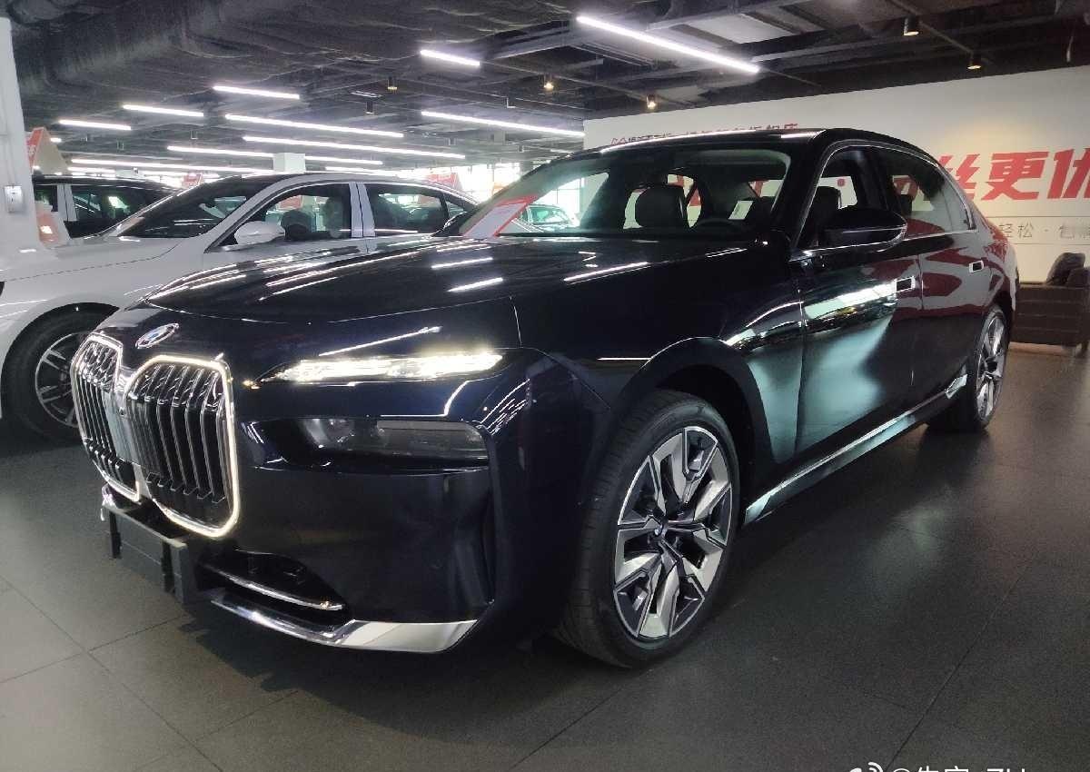 宝马740Li 豪华 炭黑 摩卡 
2024年6月份生产 
指导价1069000