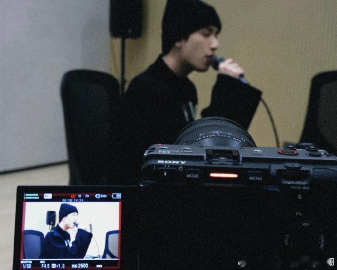 #严浩翔入秋黑色look# ​​​#严浩翔天气变冷了# ​​​严浩翔以入秋黑色 